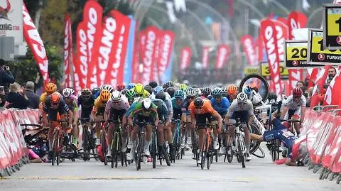 Kraksa na finiszu, kolejne podium Polaka i triumf Cavendisha. 185 km wielkich emocji