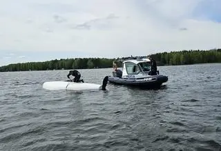Policjanci pomogli mężczyźnie odwrócić łódź