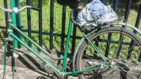 82-latka wracała z lasu, popsuł jej się rower. Co kilka kroków zatrzymywała się i pochylała