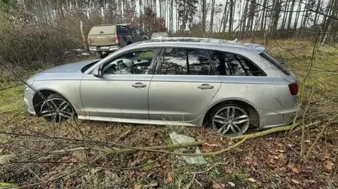 Znaleźli w lesie auto z włączonym silnikiem. Nie miało opon i tablic rejestracyjnych