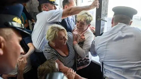 Przepychanki w Sejmie z protestującymi. Interwencja straży zgodna z procedurami