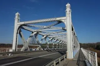 Do budowy użyto dwóch stalowych przęseł przeniesionych z mostu fordońskiego