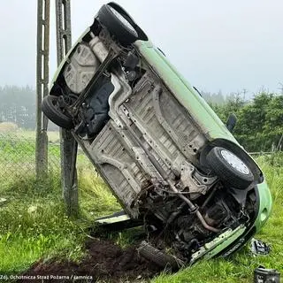 Kobieta straciła panowanie nad samochodem i wypadła z drogi 