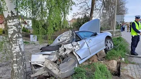 Skręcała w lewo. Auto wylądowało w rowie, ciężarówka przebiła ogrodzenie