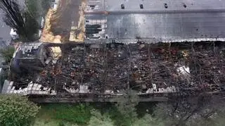 Zgliszcza magazynu na terenie składowiska odpadów w zielonogórskim Przylepie
