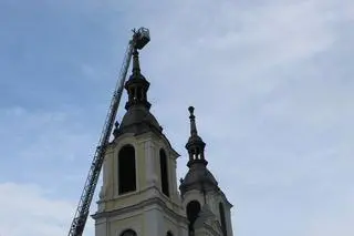 Strażacy zdjęli krzyże z kopuł kościoła w Bałtowie