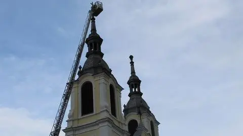 Strażacy zdjęli krzyże z kopuł kościoła w Bałtowie