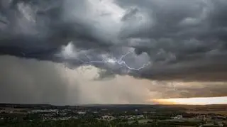 Nawet 40 litrów deszczu. IMGW ostrzega