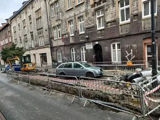 Samochód został ogrodzony przez pracowników wykonujących prace na ulicy Plebiscytowej