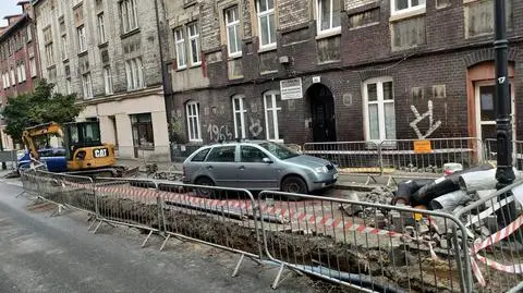 Samochód został ogrodzony przez pracowników wykonujących prace na ulicy Plebiscytowej