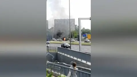 Ogień i gęsty dym. Spłonęło auto