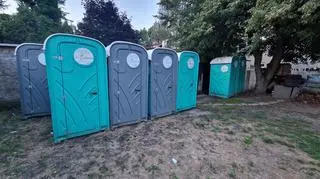 Siedem przenośnych toalet jest od blisko miesiąca przepełnionych 