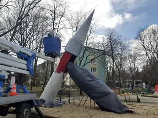 Na początku pomalowali na biało. Później dołożyli czerwień 
