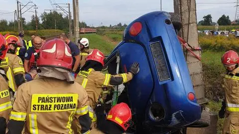 Na przejeździe kolejowym pociąg uderzył w samochód, jedna osoba ranna