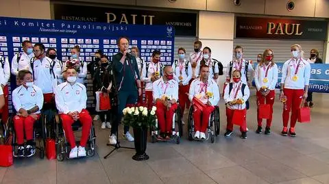 Paraolimpijczycy wrócili z Tokio z medalami. "Przekazuję go na licytację"