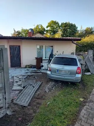 Zatrzymał się na ścianie domu 