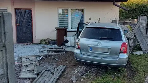 Pijany kierowca staranował betonowe ogrodzenie i wjechał w dom