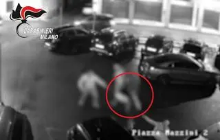Kobieta robi zamach i uderza napastnika parasolką