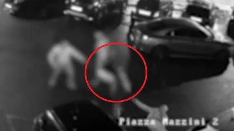 Kobieta robi zamach i uderza napastnika parasolką