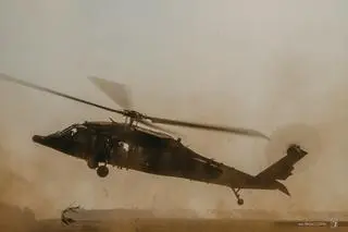 Śmigłowiec Black Hawk podczas imprezy "Jesienny Ogień" w Orzyszu