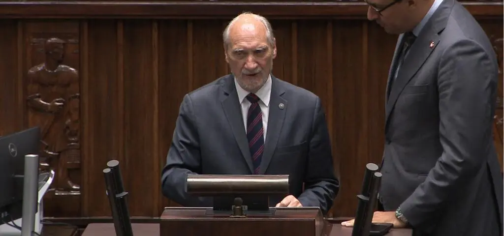 Macierewicz na mównicy, poseł KO o "ujadającej prawej stronie"