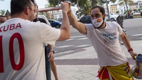 "Polska, Biało-Czerwoni!" na zmianę z "Que viva España!". Wyjątkowe obrazki z Sewilli