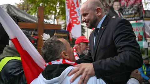 Mariusz Gosek podczas protestu przed Trybunałem Konstytucyjnym