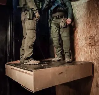 Do hali fabrycznej można się było dostać tylko zakamuflowaną windą