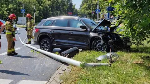 Cztery rozbite auta. Latarnia przewróciła się na szybę jednego z pojazdów