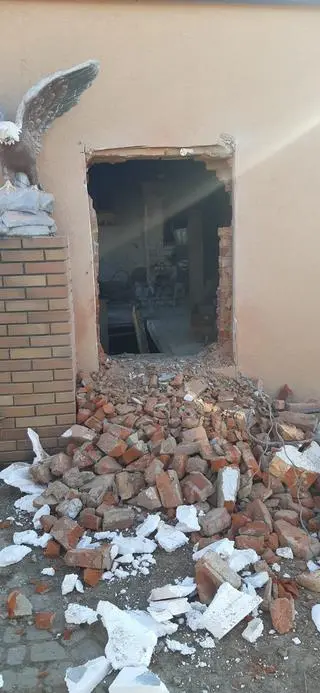 Trzeba było wyburzyć fragment ściany