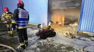 W akcji uczestniczy również robot gaśniczy