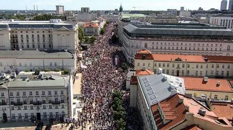Thousands joined march in support of liberal opposition in Warsaw and other cities