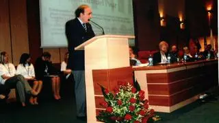 Samuel Pisar przemawia w 2009 roku podczas konferencji "Poszukiwanie Pamięci i Dialog - Białystok 65 lat później"