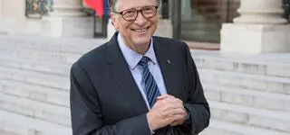 Apeluje do Trumpa i chodzi do niego na kolacje. Co zamierza Gates?