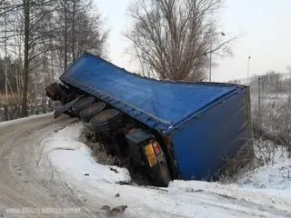 Samochód ciężarowy wjechał do rowu
