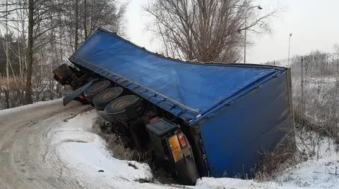 Ciężarówka przewożąca deski wjechała do rowu. Droga jest zablokowana