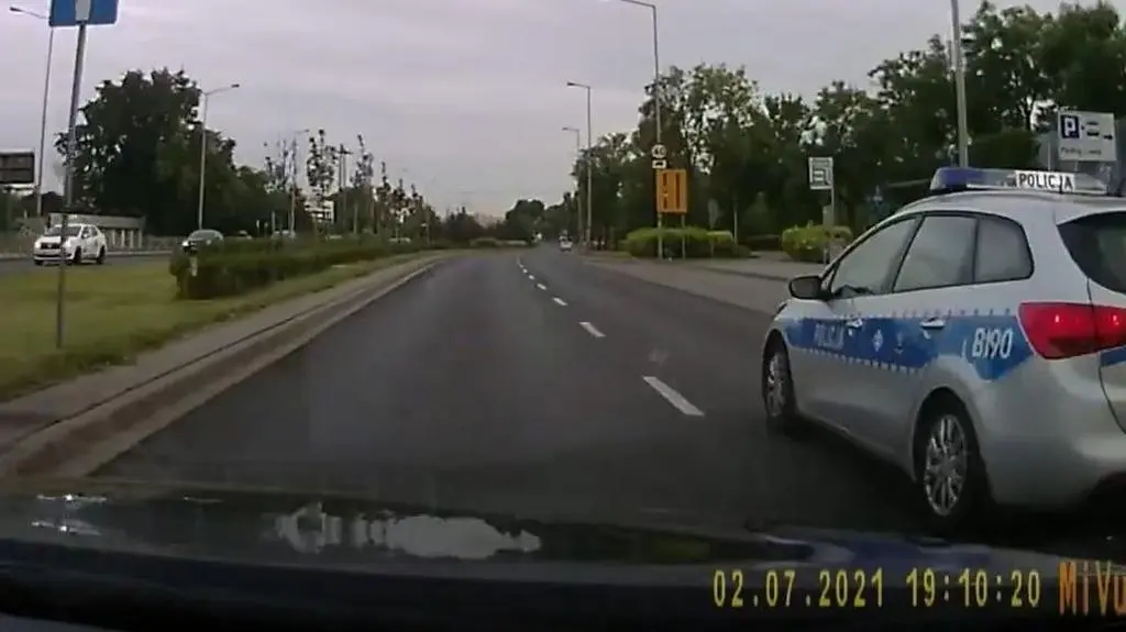 Policjanci eskortowali rodziców do szpitala