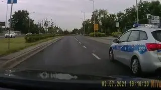 Policjanci eskortowali rodziców do szpitala