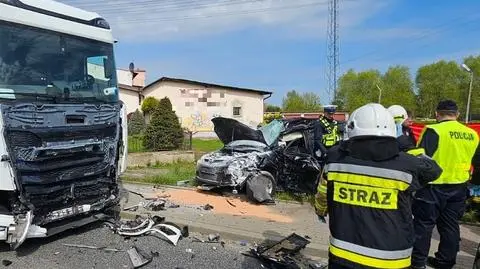 Kilkadziesiąt minut walczyli o życie kierowcy, nie udało się go uratować