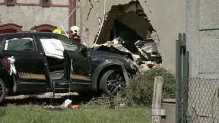 Samochód osobowy uderzył w dom w Dolicach, jedna osoba zginęła