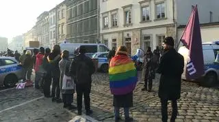 Kilkadziesiąt osób wspierało dwoje przesłuchiwanych