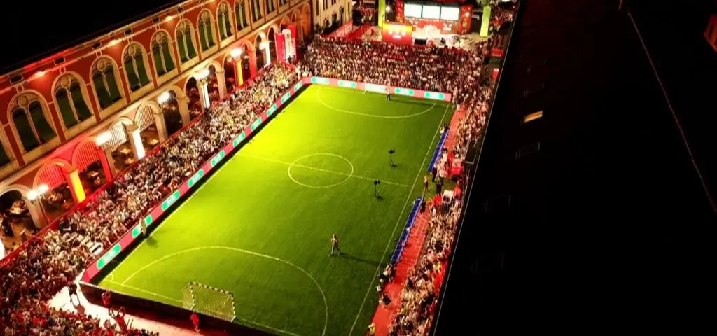 Gwiazdy UEFA grają z młodymi sportowcami. Oglądaj w TVN24+