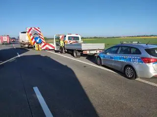 Cysterna wjechała w pojazd obsługi autostrady