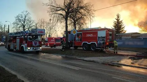 Pożar magazynu z materiałami do produkcji drzwi. Nie ma osób poszkodowanych