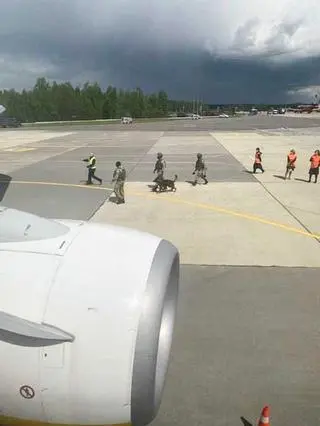Na płycie lotniska pojawiły się białoruskie służby