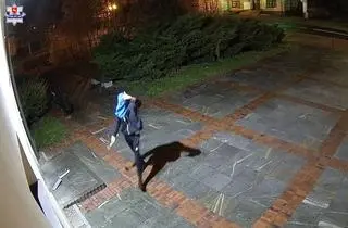 Złodziej wiedział, że nagrywają go kamery, pokazał im środkowy palec