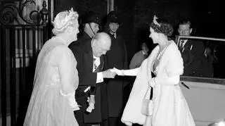 Premier Winston Churchill wraz z żoną witają królową Elżbietę II na Downing Street 10