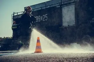 O powodzeniu ćwiczeń decyduje nie tylko pilot i jego maszyna, ale też sztab specjalistów - m.in. strażaków 