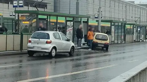 Auto uderzyło w przystanek