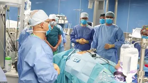 Mały otwór w ciele, duża operacja. "Ramionami robota sterujemy manetkami"